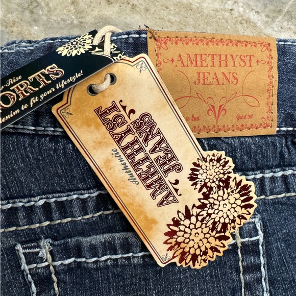 NWT!! Amethyst Junior’s Sz 7 low rise shorts, 2” inseam, smoke free home!! - Picture 10 of 11